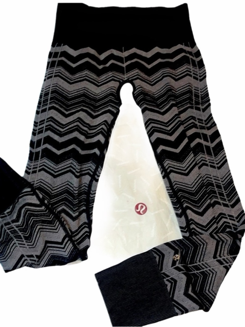 Lululemon Size 4 GeoPrint Black and grey wonder under tights very good condition